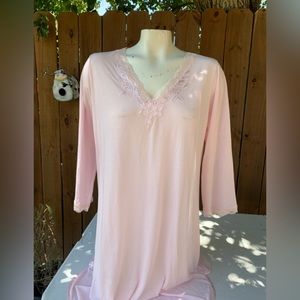Vtg Miss Elaine nightgown robe size Medium.